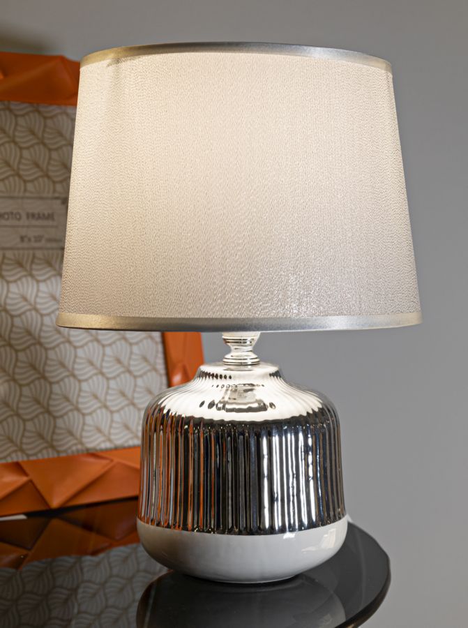 Lampada da Tavolo Lucina Ø20 x H29 cm – Design Compatto e Stile Essenziale